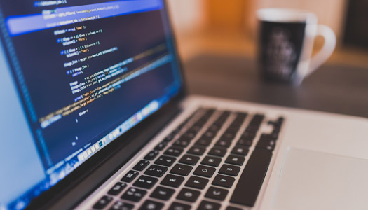 przykładowy kod programu wyświetlony na monitorze